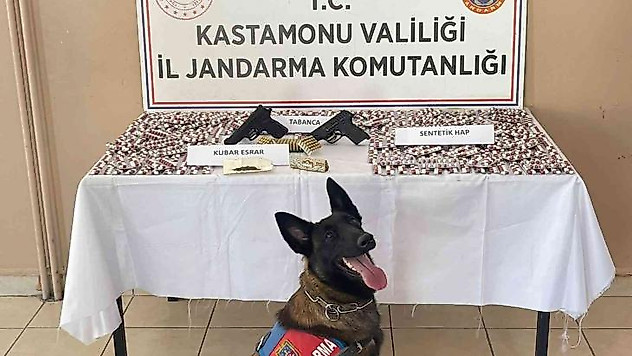Piyasaya uyuşturucu madde sürmek isterken yakayı ele verdiler: 2 gözaltı