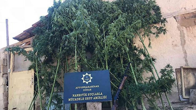 Polis baskın yaptığı adreste karşılaştığı manzarayla adeta şok yaşadı