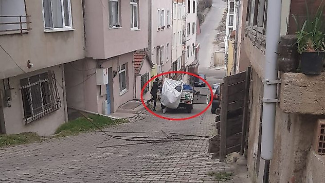 Polis gibi hırsızları kovaladı: Kıstırılan hırsızlar, çareyi çaldıkları malı bırakmakta buldu