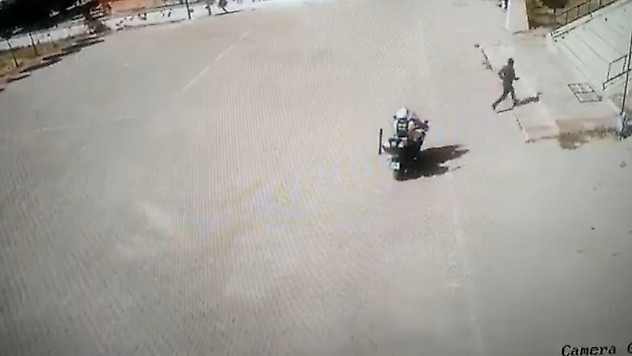 Polis kimliğini unutan 2 vatandaşı sınava yetiştirdi
