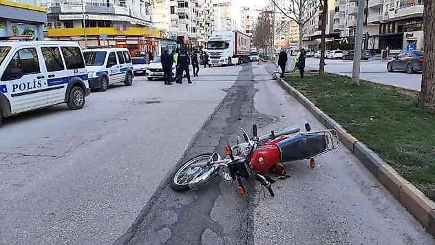 Polislerin gözü önünde yayaya çarptı