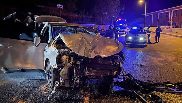 Polisten kaçan sürücü otomobille duvara çarptı: 2 yaralı