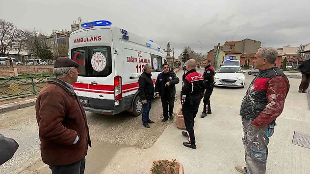 Porsuk Çayı'na düşen kadını vatandaşlar kurtardı