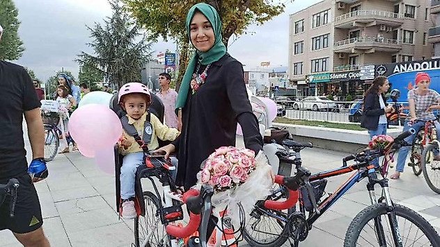 Rengarenk süslenen bisikletlerle şehir turu attılar