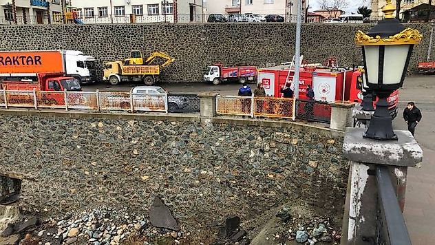 Rize'de dere yatağında mahsur kalan köpek itfaiye ekiplerince kurtarıldı