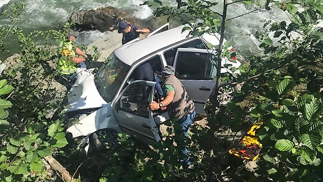 Rize'de otomobil dereye uçtu: 3 yaralı