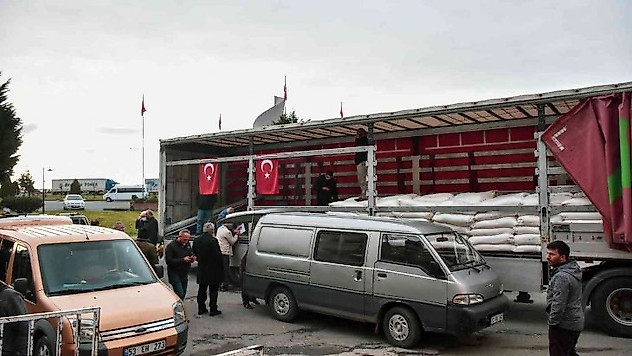 Rizeli arıcılar arı besleme şekeri dağıtımına yoğun ilgi gösterdi