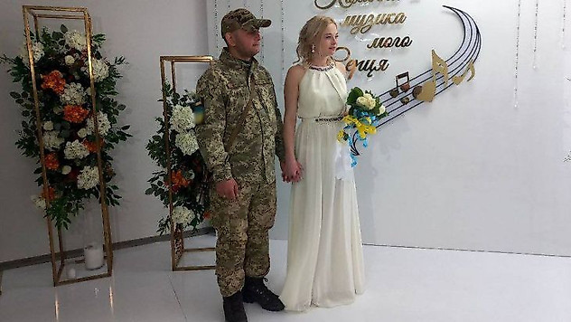Ruslardan ele geçirilen zırhlı araç, Ukrayna'da gelin arabası oldu