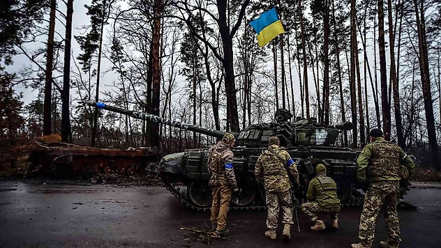 Rusların bıraktığı tanklar Kiev'e getiriliyor