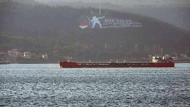 Rusya'dan ayçiçek yağı taşıyan gemi Çanakkale Boğazı'ndan geçti