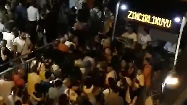 Saatlerce metrobüs yolunda kalan vatandaşlar 'İmamoğlu istifa' sloganı attı