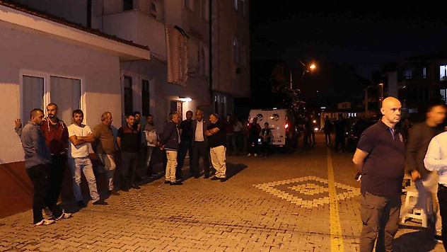 Safitürk'ün acı haberini alan yakınları evinin sokağını doldurdu