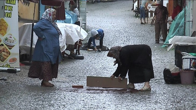 Sağanak yağışı fırsata çevirip yolluğunu yıkadı