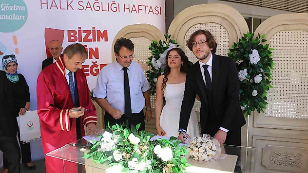Sağlık çalışanları Halk Sağlığı Haftasında evlendiler