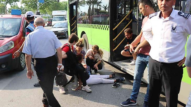 Sağlık çalışanlarına ve kendisine çarpan otobüs şoförüne tepki gösterdi