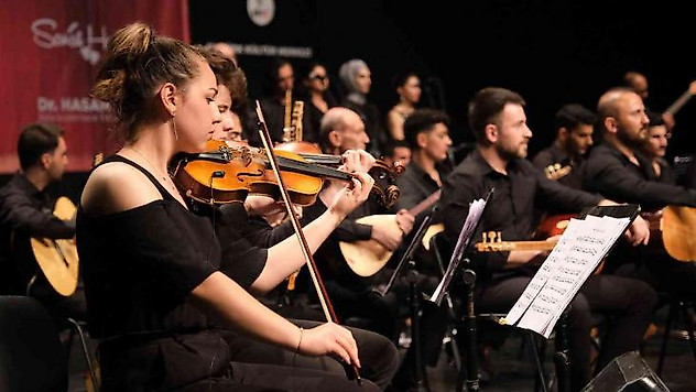 Sahne sanatları öğrencilerinin performansı ayakta alkışlandı