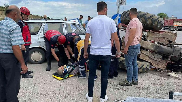 Sakarya'da otomobil traktörle çarpıştı: 2 yaralı