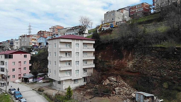 Samsun'da heyelan nedeniyle 5 katlı bina boşaltıldı