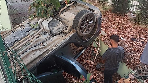 Sancaktepe'de kontrolden çıkan otomobil okul bahçesine uçtu: 2 yaralı