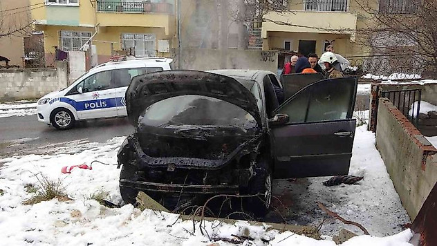 Sancaktepe'de park halindeki otomobilin yandığı anlar kamerada