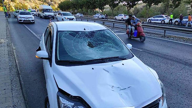 Şanlıurfa'da feci kaza: Otomobilden düşen eşyası sonu oldu