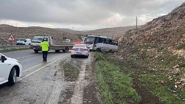 Şanlıurfa'da işçi servisi devrildi: 15 yaralı