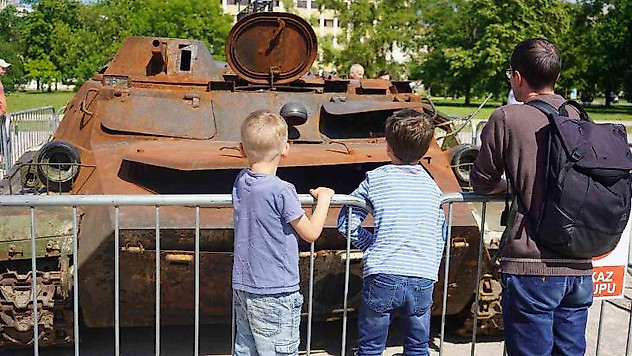 Savaşta ele geçirilen Rus tankları Prag'da sergileniyor