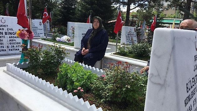 Şehit anneleri Anneler Günü'nde çocuklarının kabirlerini ziyaret etti
