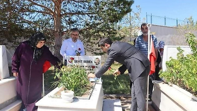 Şehit Bedirhan bebek ve annesi mezarı başında anıldı