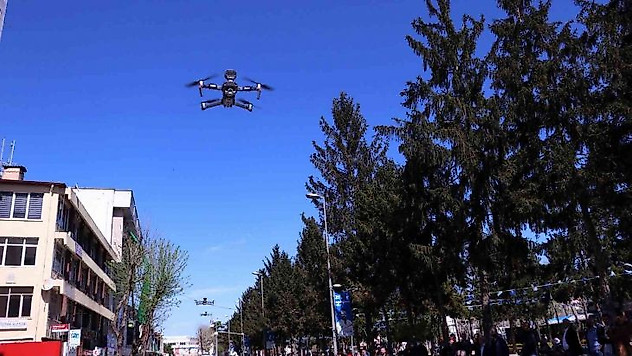 Şehrin göbeğinden havalandı, vatandaş telefona sarıldı