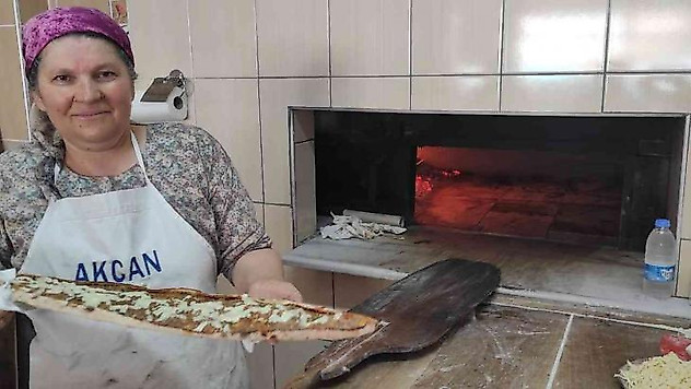 Selendi'nin kadın pide ustası erkelere taş çıkartıyor