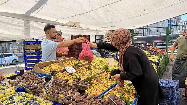 Semt pazarlarında sebze meyve fiyatları geriledi