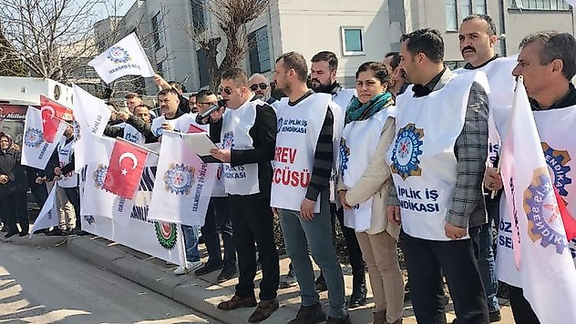 Sendikaya üye olduğu için işçinin akdine son veren fabrika önünde eylem