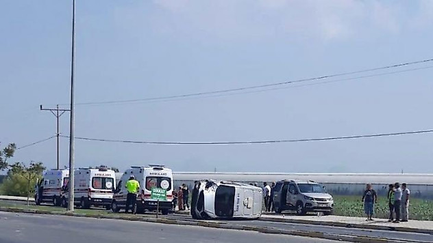 Serik'te banka para nakil aracıyla otomobil çarpıştı: 2 yaralı