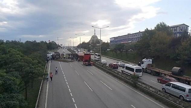 Servis aracı devrilen tıra çarptı: 5 yaralı