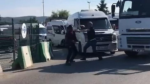 Servis şoförleri ile kamyon şoförünün yol verme kavgası ringleri aratmadı