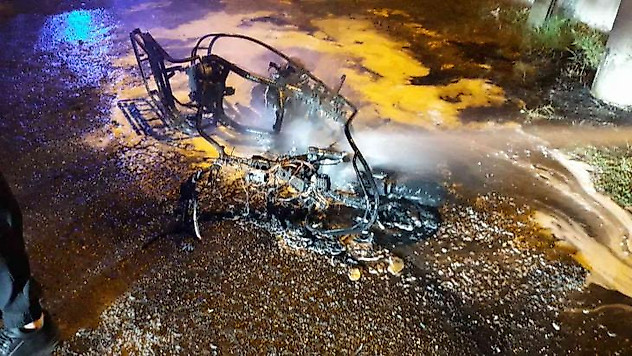 Servise çıkan kuryenin motosikleti alev alev yandı