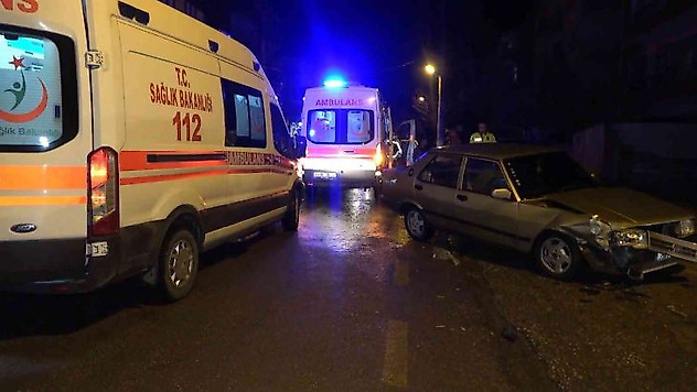 Seyir halindeki iki otomobil çarpıştı: 2 yaralı