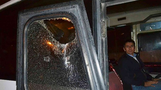 Seyir halindeki işçi servisine taşlı saldırı