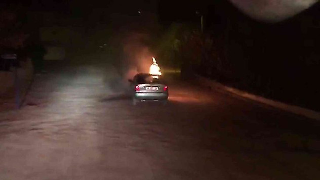 Seyir halindeki otomobil alev aldı