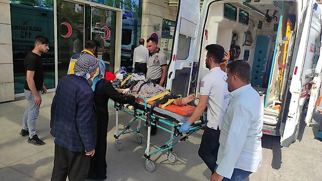 Siirt'te tarım aracı devrildi: 2'si kadın, 3 yaralı