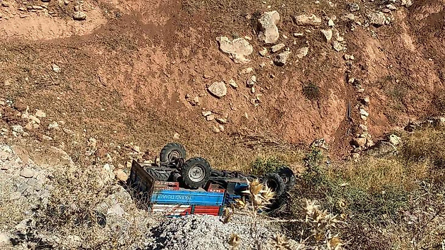 Siirt'te tarım aracı devrildi: 1'i ağır 3 yaralı
