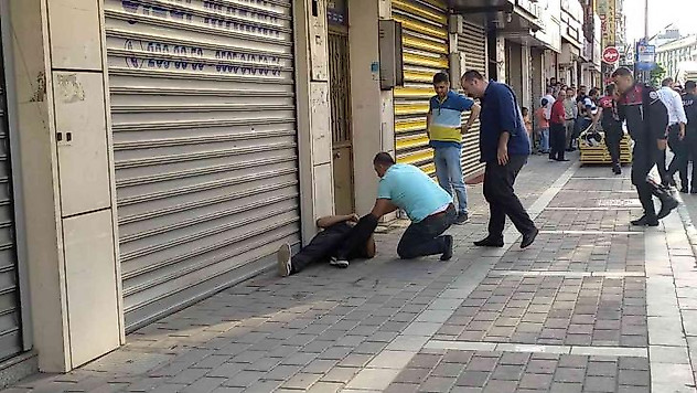 Silahlı şahıs tarafından rehin alınan kadını polis kurtardı