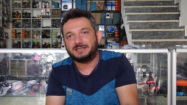 Silivri'de bir kadının çocuklarına iş yerinden kedi çaldırdığı anlar kamerada