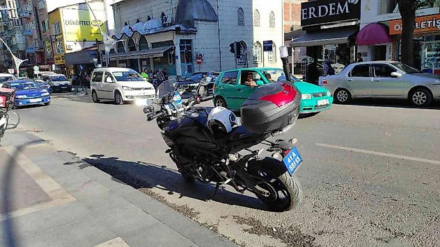 Sipariş götüren motokurye önündeki araca çarptı