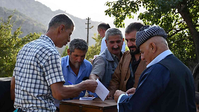Şırnak'ta ilginç takı geleneği: Oy kullanır gibi sandık kuruldu, zarflar atıldı