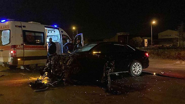 Sivas'ta hafif ticari araç ve otomobil çarpıştı: 1'i ağır 5 yaralı