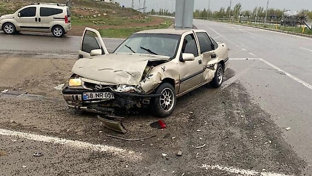 Sivas'ta iki otomobil çarpıştı: 5 yaralı