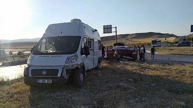 Sivas'ta karavan ile otomobil çarpıştı: 7 yaralı