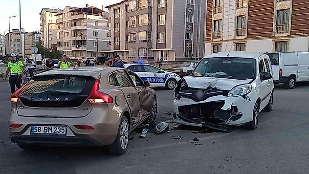 Sivas'ta otomobiller çarpıştı: 3'ü çocuk 6 yaralı
